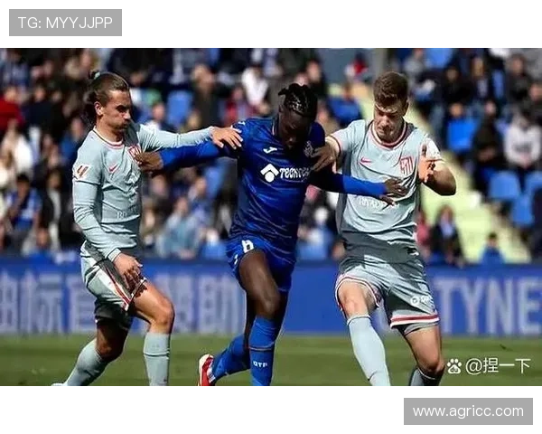 意甲联赛新赛季揭幕战精彩纷呈 强队纷纷亮相球迷期待激烈竞争