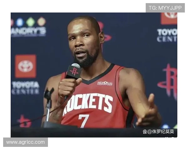 NBA新赛季揭幕战精彩纷呈 球迷热议詹姆斯与杜兰特的对决引爆话题