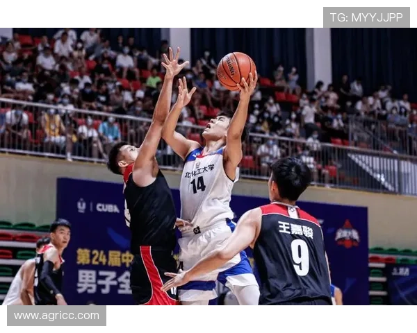 中国篮球联赛赛季激烈开战 强强对决点燃球迷激情 赛场上演精彩纷呈大战