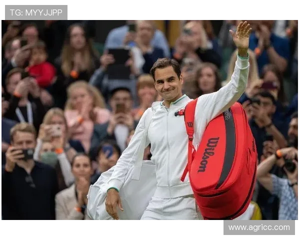 费德勒宣布退役后首次亮相慈善赛 网球传奇重聚展示风采