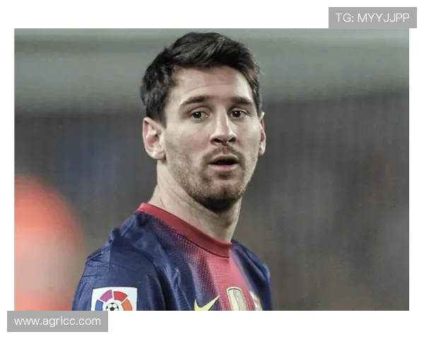 足坛震动！梅西转会风波再起，巴黎与巴萨争锋上演激烈争夺战